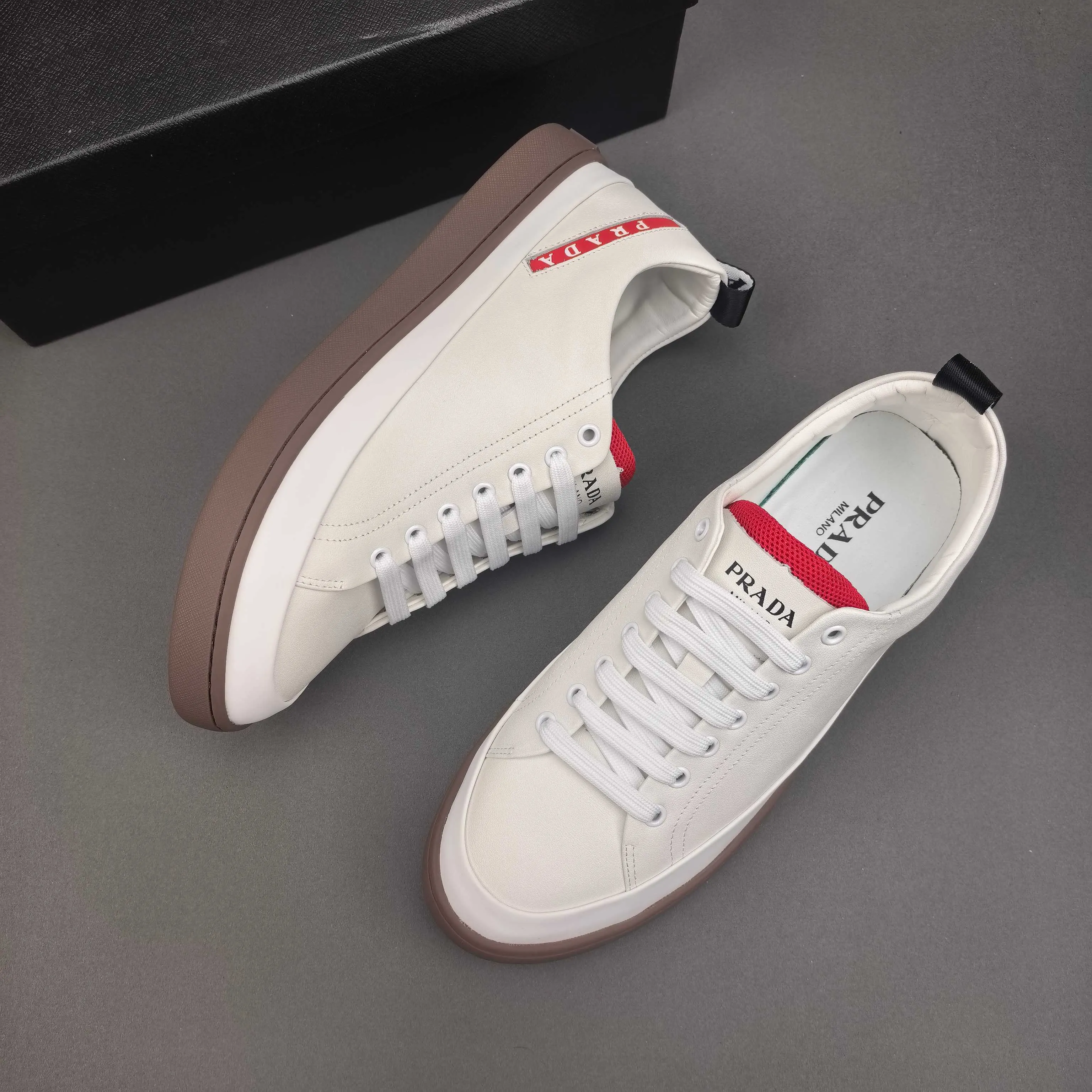 PP400👟👟👟Prada set off the audience! Prada, an international brand that is constantly innovating, this men's casual shoe, the original version, made of cowhide leather at a ratio of one to one at the store, with leather feet and rubber non-slip outsole, breathable and comfortable, quality speaks for itself👄38-44